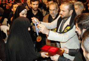 اهدای نشان های افتخار &laquo;رضا بوعذار&raquo; به خانواده شهدا