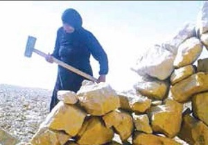 مادر &laquo;سنگ&zwnj;شکن&raquo; نان&zwnj;آور سفره فرزندان
