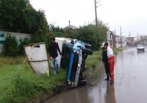 دو زخمی به علت واژگونی خودروی نیسان وانت