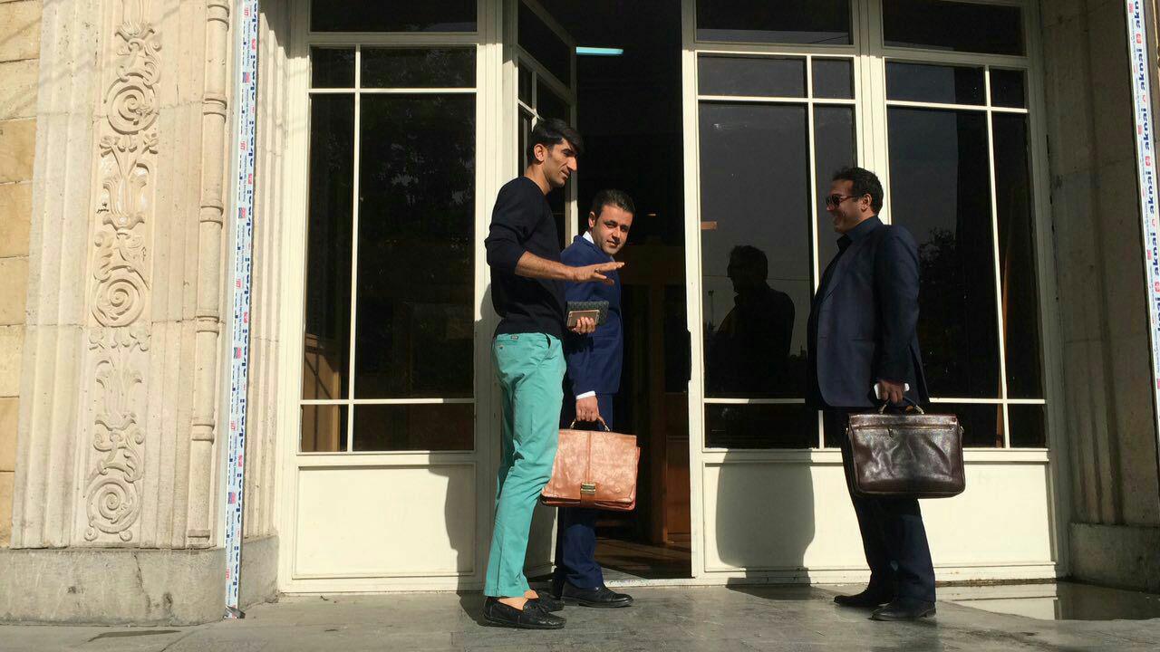 وکیل بیرانوند : موضوع دادرسی امروز تفهیم اتهام به بیرانوند بود/ موکلم در جلسه بعدی مدارک طلب خود از نفتی ها را ارائه می کند. وکیل بیرانوند : موضوع دادرسی امروز تفهیم اتهام به بیرانوند بود/ موکلم در جلسه بعدی مدارک طلب خود از نفتی ها را ارائه می کند.