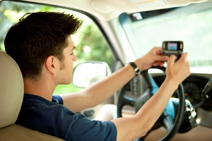 تلفن همراه یک خودرو را واژگون کرد