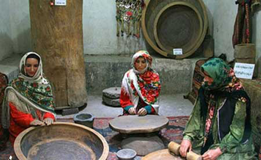 پخت نان محلی در اتاق یکی از موزه های شهر اردبیل + تصاویر