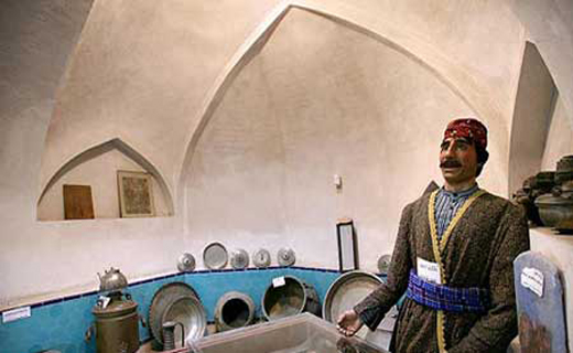 پخت نان محلی در اتاق یکی از موزه های شهر اردبیل + تصاویر