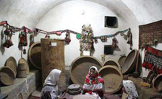 پخت نان محلی در اتاق یکی از موزه های شهر اردبیل + تصاویر
