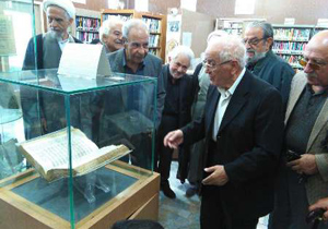 اهداء کتاب آسمانی 170 ساله به کتابخانه نجف آباد