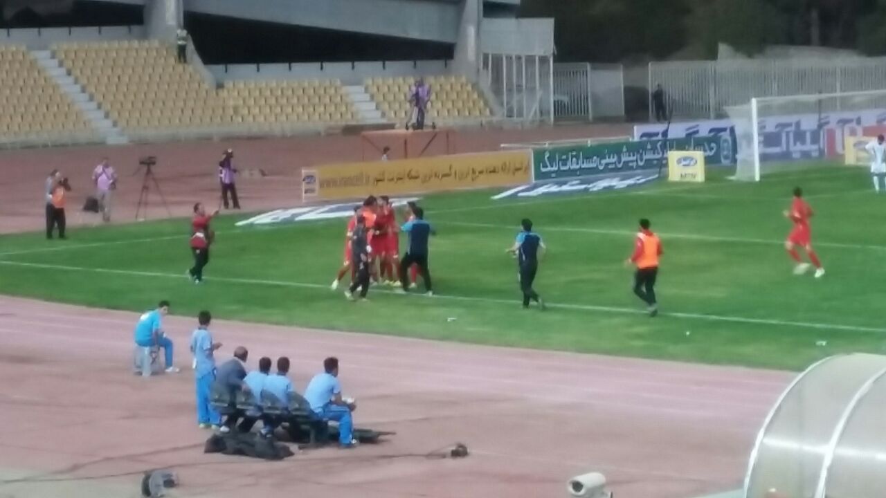 مدافع ذوب آهن به بیمارستان انتقال یافت