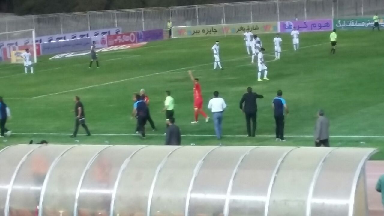 مدافع ذوب آهن به بیمارستان انتقال یافت