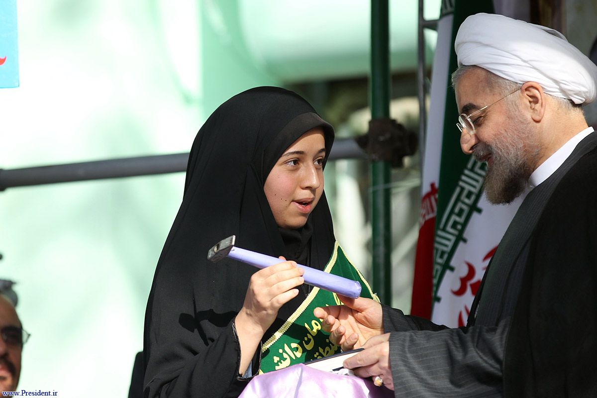 زنگ آغاز سال تحصیلی ٩٦-٩٥ توسط روحانی به صدا درآمد/ افتتاح و بهره برداری همزمان از ١٠٠٠ پروژه آموزشی، ورزشی و پرورشی در سراسر کشور