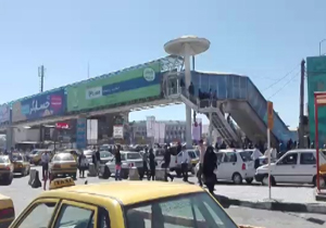 اندرمشکلات پل عابر پیاده در میدان اصلی شهر! + فیلم