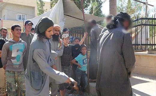 داعش سیگاری های حلب را شلاق زد!