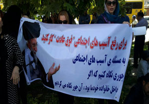 تجمع جمعی از پزشکان درمان&zwnj;گر اعتیاد مقابل مجلس + تصاویر