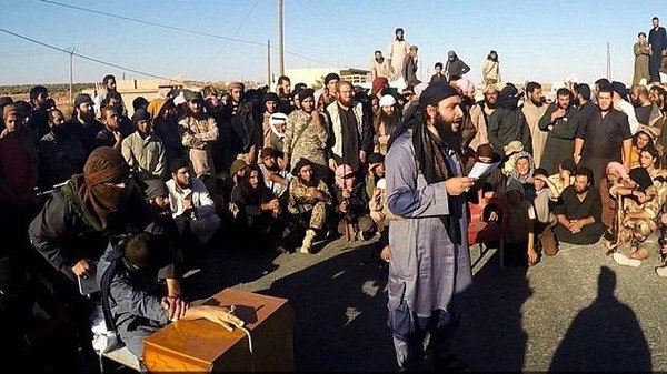 داعشی&zwnj;ها دست یک سوری را قطع کردند+ تصاویر