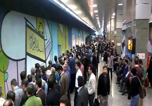 گلایه شهروندان از وضعیت اسفناک مترو/ واژگونی مینی‌بوس به علت نقص در سیستم ترمز/عجیب ترین حرکت نیسان آبی + فیلم و تصاویر