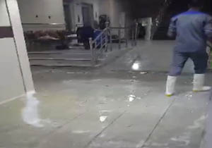 نشت فاضلاب اینبار در یک بیمارستان خصوصی! + فیلم