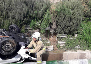 پژو 206 در بزرگراه آزادگان واژگون شد