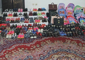 توزیع هدایای مقام معظم رهبری در بین دانش آموزان محروم