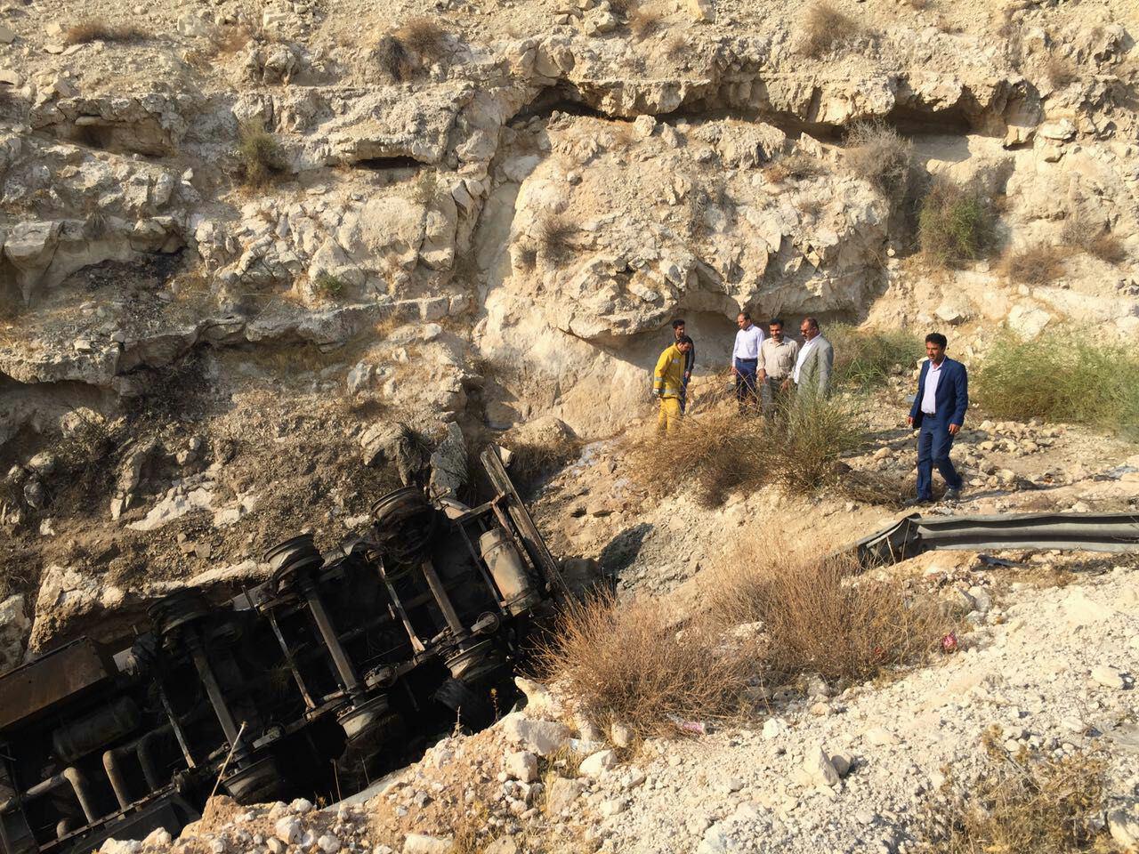 خواب آلودگی راننده تانکر را در جاده جم به کام مرگ فرستاد.