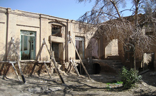 خانه ای نیمه جان و رو به انزال درقزوین