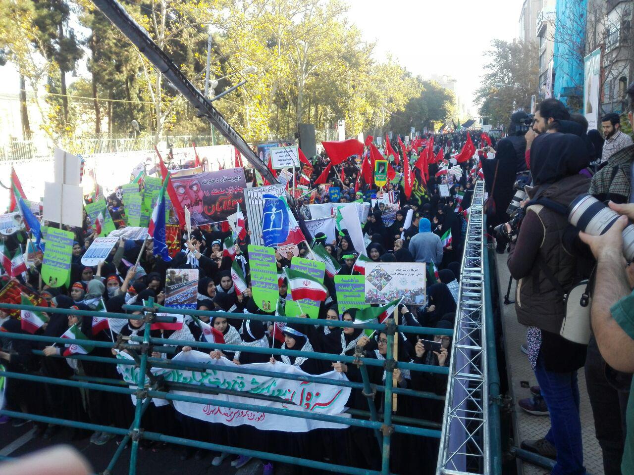 حضور انبوه دانش آموزان تهرانی مقابل لانه جاسوسی آمریکا