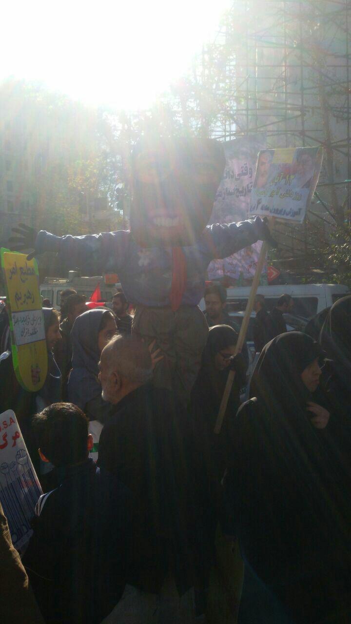 حضور انبوه دانش آموزان تهرانی مقابل لانه جاسوسی آمریکا