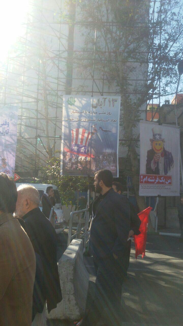 حضور انبوه دانش آموزان تهرانی مقابل لانه جاسوسی آمریکا