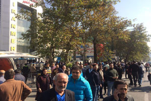 شعار هواداران مقابل بيمارستان ايرانمهر و خداحافظی با پدر استقلال+فیلم