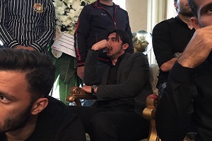 حضور استقلالی ها در خانه پدر آبی پوشان/ اشك های خسرو و رحمتی در آغوش فرزند پورحيدری+ تصاویر و فیلم