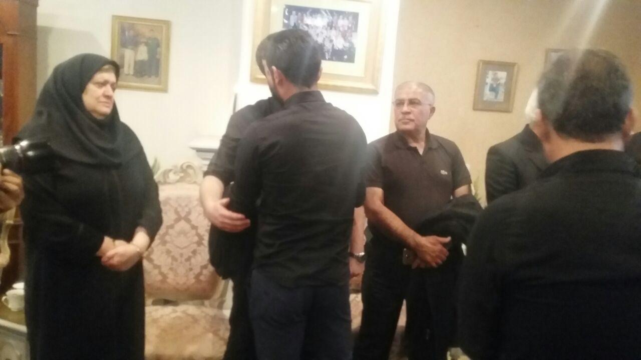 تصاویر حضور بازیکنان استقلال در خانه مرحوم پورحیدری