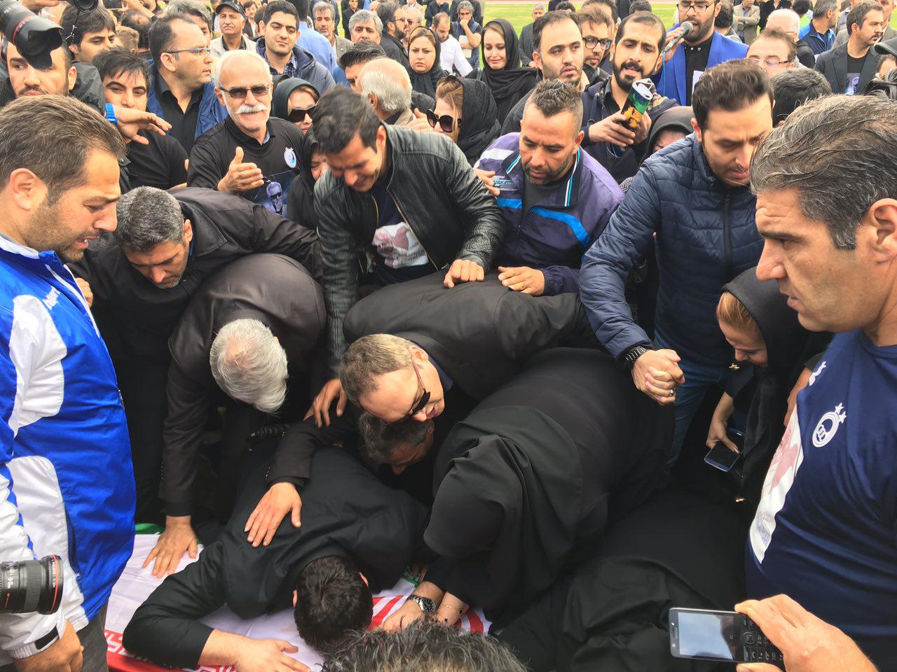لحظه به لحظه با مراسم تشییع پیکر منصور پورحیدری +عکس و فیلم