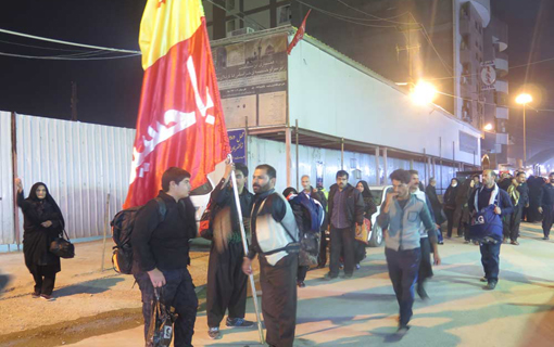 نخستین گروه زائران پياده اربعين وارد كربلا شدند + تصاوير