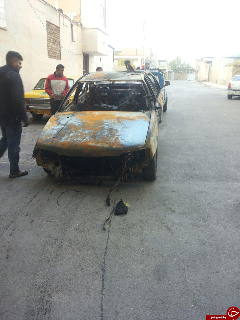 نشت بنزین، پژو 405 را به آتش کشید + تصاویر