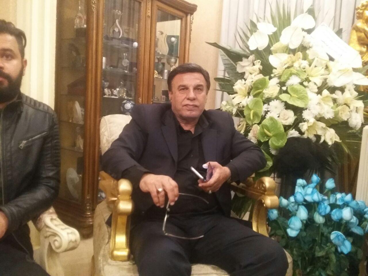 عذرخواهی جدیدی از علی پورحیدری/ کتابچه افتخارات پورحیدری در دست مهمانان