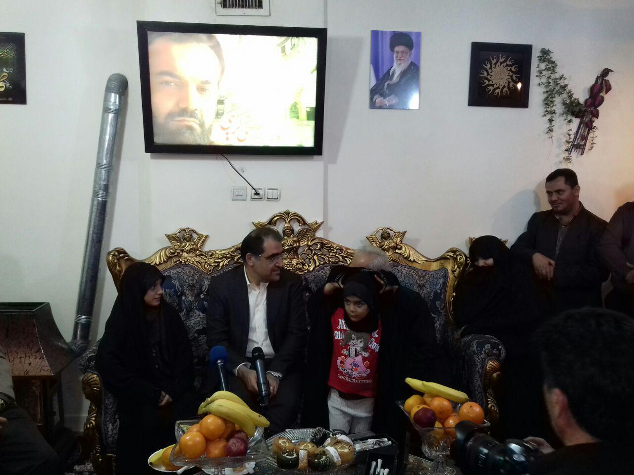 دیدار وزیر بهداشت، درمان و آموزش پزشکی با خانواده شهید مدافع حرم+عکس