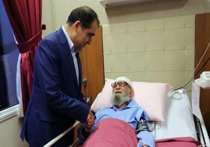 عیادت وزیر بهداشت از آیت‌ا...واعظ زاده خراسانی