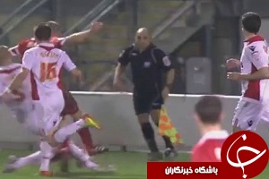 لحظات جالب هدف قرار گرفتن داوران توسط بازیکنان + فیلم