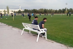 تصویر مرحوم پورحیدری در ورودی ورزشگاه آزادی/ بختیار و جابر تمرین نکردند
