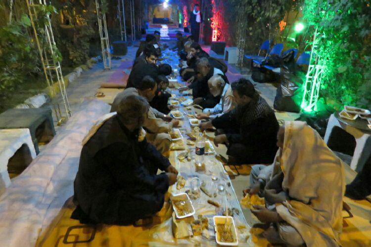 اطعام روزانه ۲ هزار زائر پاکستانی در زائرسرای امام رضا(ع) زاهدان + تصاویر