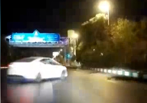 برخورد شدید هیوندا النترا با بلوار در مشهد + فیلم
