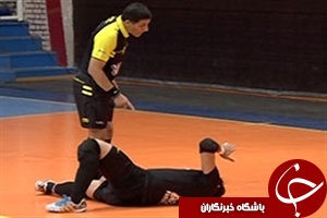 لجبازی داور با دروازبان مصدوم فرش آرا + فیلم