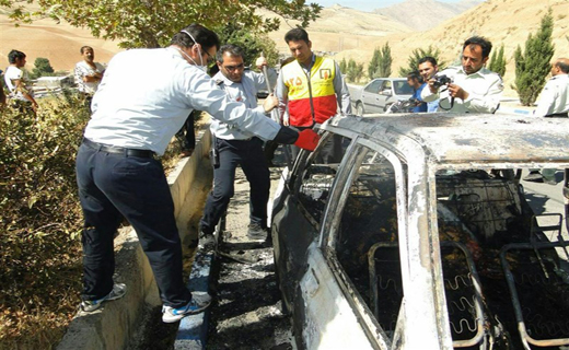 محبوس شدن راننده در تصادف شدید دو خودرو + تصاویر