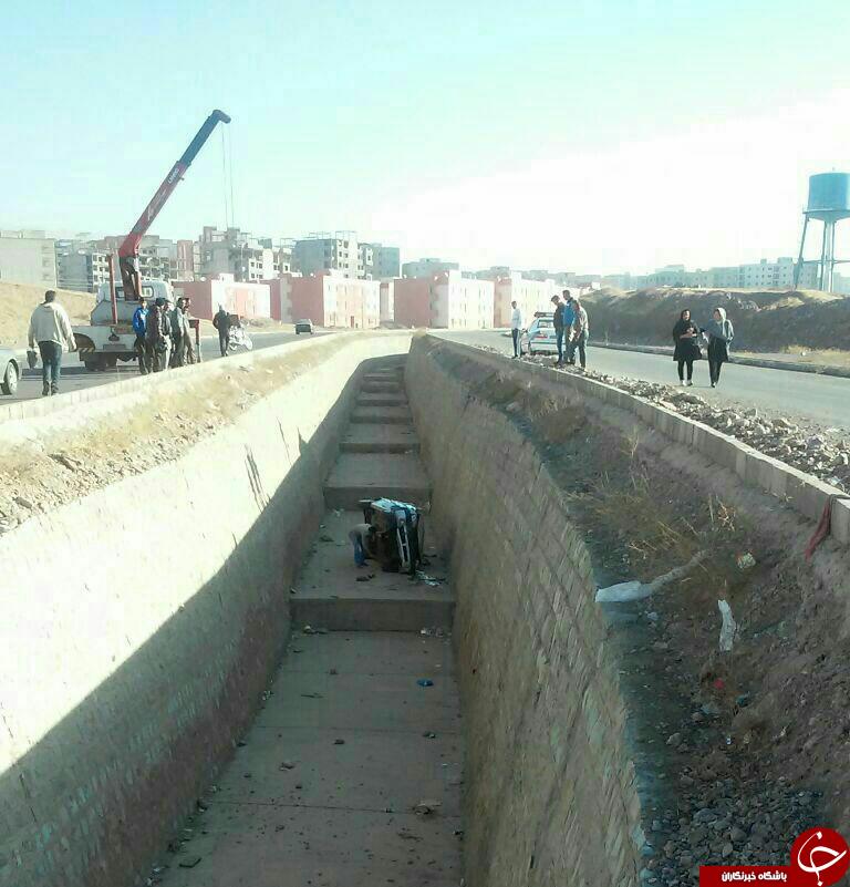سقوط خودروی سواری به داخل کانال آب + عکس