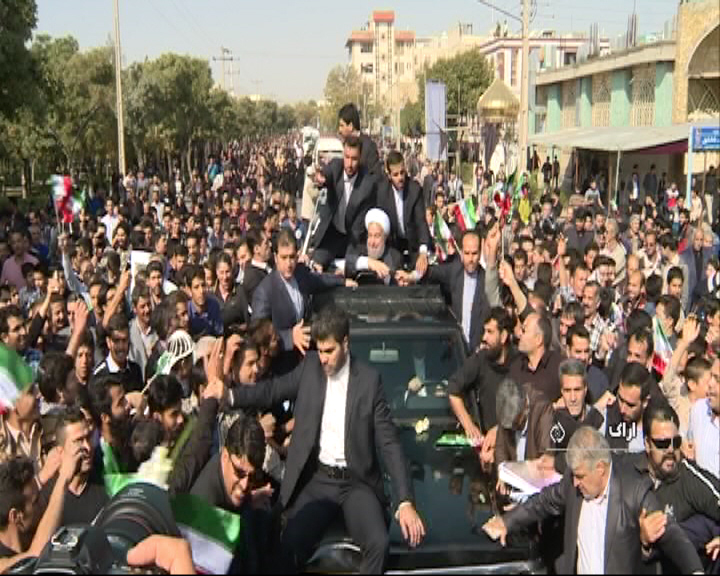 رئیس جمهور وارد اراک شد + تصاویر