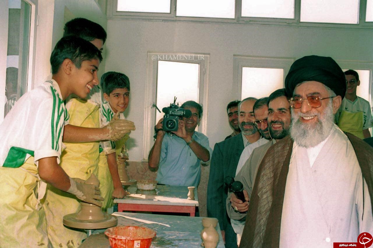تصویری از حضور رهبر معظم انقلاب در کارگاه سفالگری دانش&zwnj;آموزان