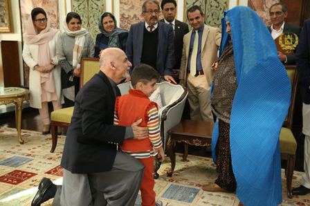 رییس جمهور غنی به بانوی سبزچشم افغان یک آپارتمان هدیه داد