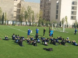 حضور کودکان در تمرین استقلال با تشویق منصوریان و اعضای تیم