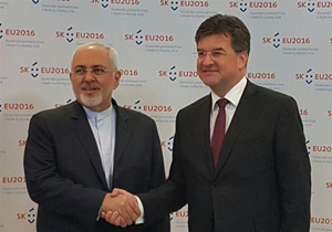رویترز: ظریف از همه طرفها خواست به موافقتنامه هسته‌ای پایبند باشند