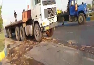 برخورد شدید دو تریلی باهم در جاده! + فیلم