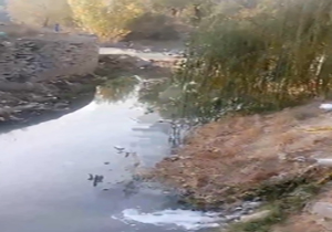 رودخانه ای از فاضلاب در یک قدمی منازل + فیلم