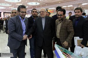 بازدید شخصیت های کشوری از غرفه نشریات آستان قدس رضوی