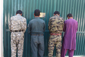چهار مامور پلیس در هلمند به اتهام دریافت پول از رانندگان دستگیر شدند